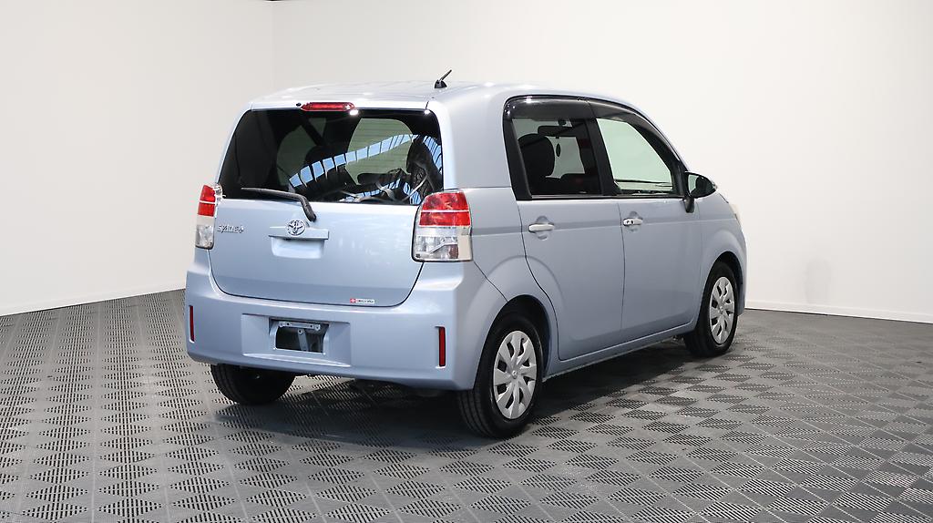 2013 Toyota Spade X – Power Sliding Door easy access image 329002