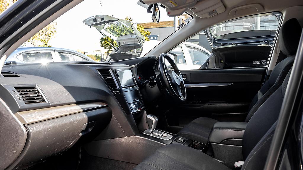 2012 Subaru Legacy 2.5i Eyesight Roof racks, Tow bar image 328755