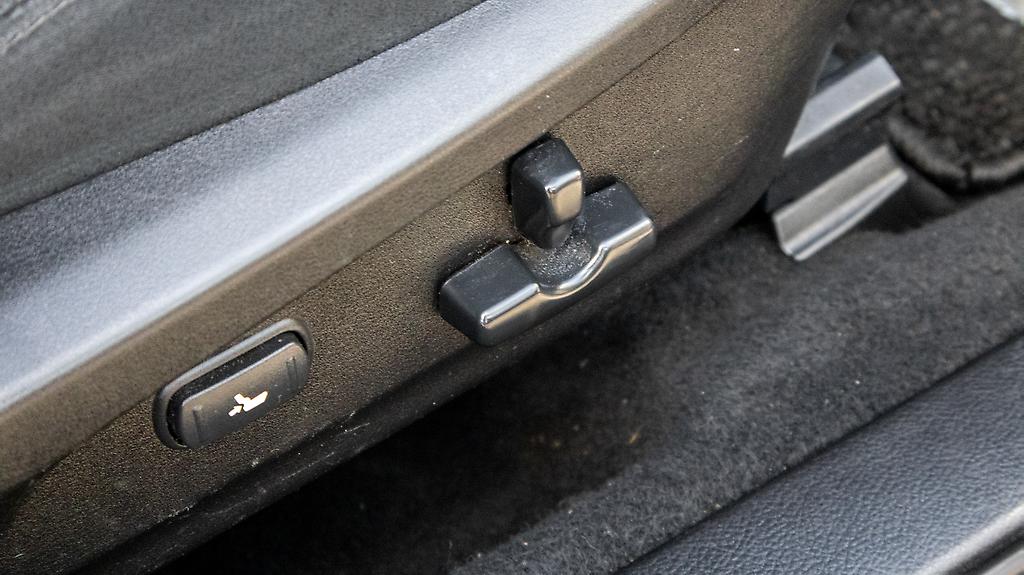 2012 Subaru Legacy 2.5i Eyesight Roof racks, Tow bar image 328752