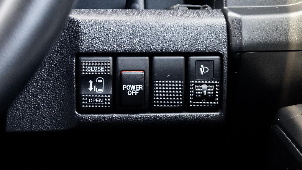 2012 Nissan Lafesta Highway Star-G – 6 Seater – Power Sliding Door image 330180