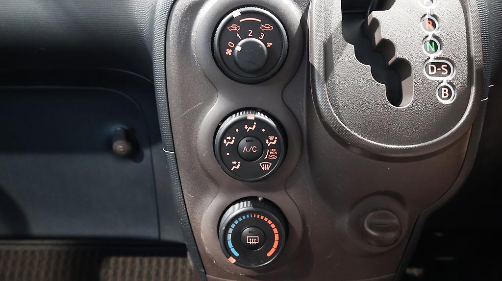 2013 Toyota Spade X – Power Sliding Door easy access image 328125