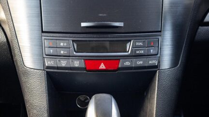 2012 Subaru Legacy 2.5i Eyesight Roof racks, Tow bar image 328750