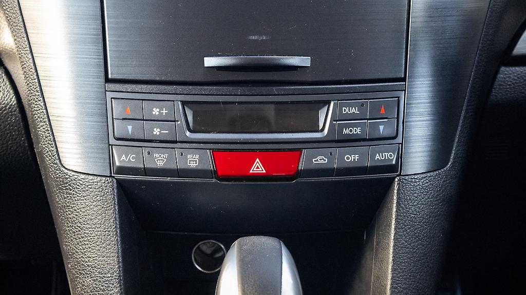 2012 Subaru Legacy 2.5i Eyesight Roof racks, Tow bar image 328750