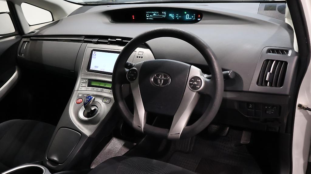 2013 Toyota Prius S Model / Push Start / Reversing Camera image 335120