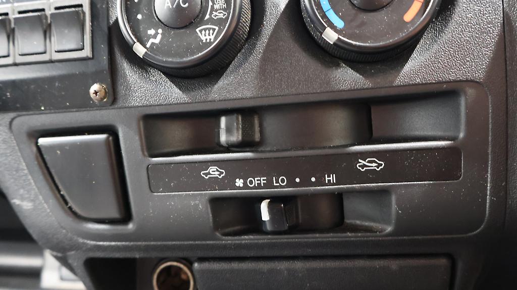 2009 Toyota Hiace 5 Door High Roof –  Roof Racks image 331082