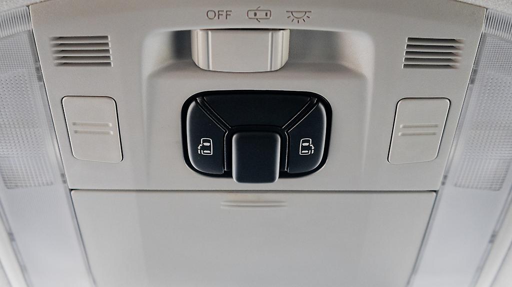 2012 Toyota Vellfire 7 seater , Parking sensor Leather covers image 330813