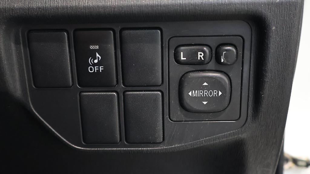 2013 Toyota Prius S Model / Push Start / Reversing Camera image 335125
