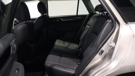 2015 Subaru Outback Limited AWD with Leather and Cruise image 335482