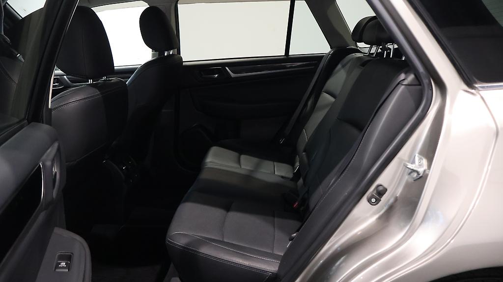 2015 Subaru Outback Limited AWD with Leather and Cruise image 335482