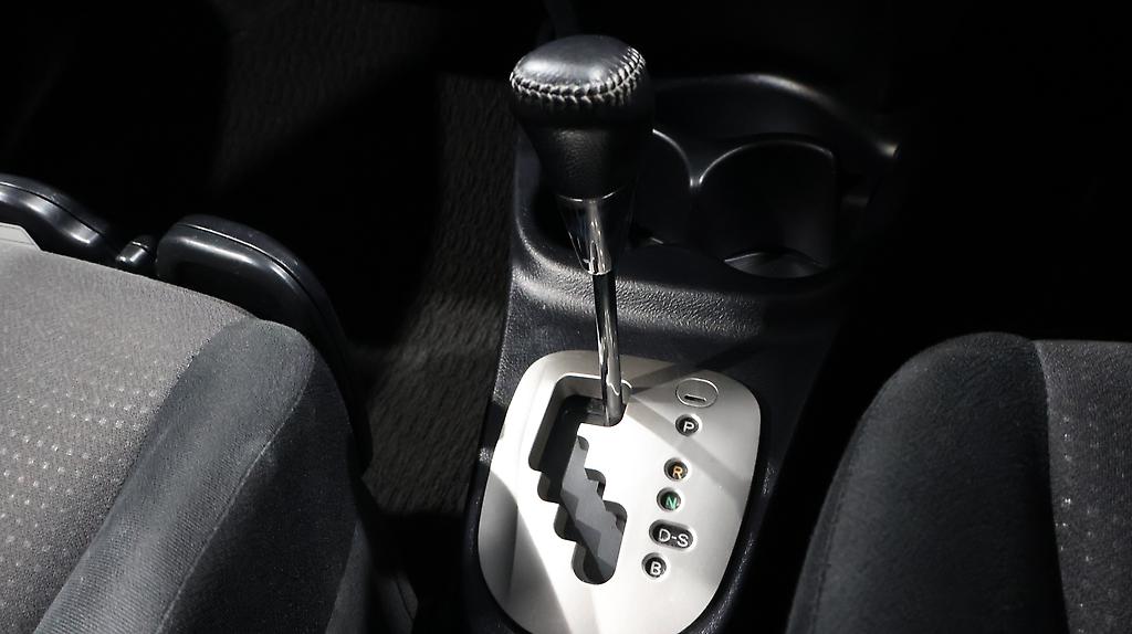 2015 Toyota Vitz image 333755