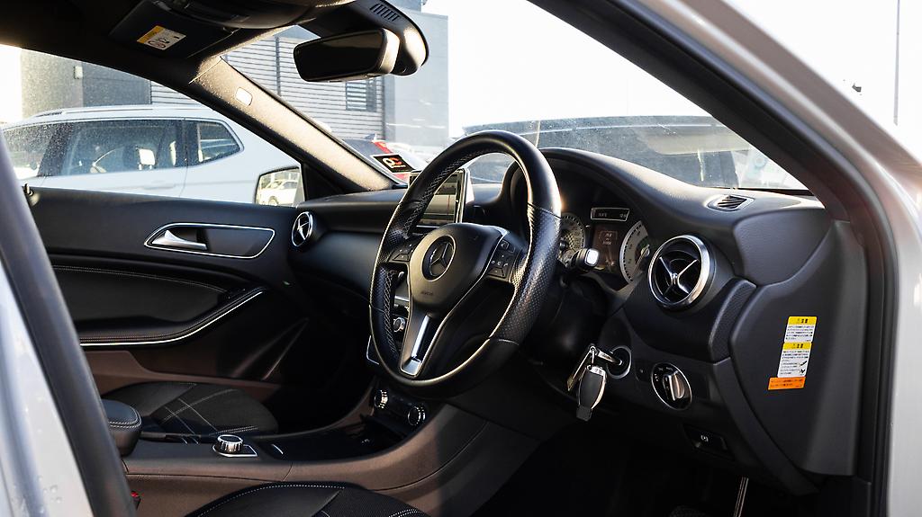 2014 Mercedes-benz A 180 Super Low KMS, Half Leather image 333453