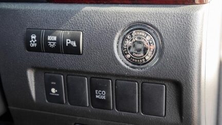 2012 Toyota Vellfire 7 seater , Parking sensor Leather covers image 330810