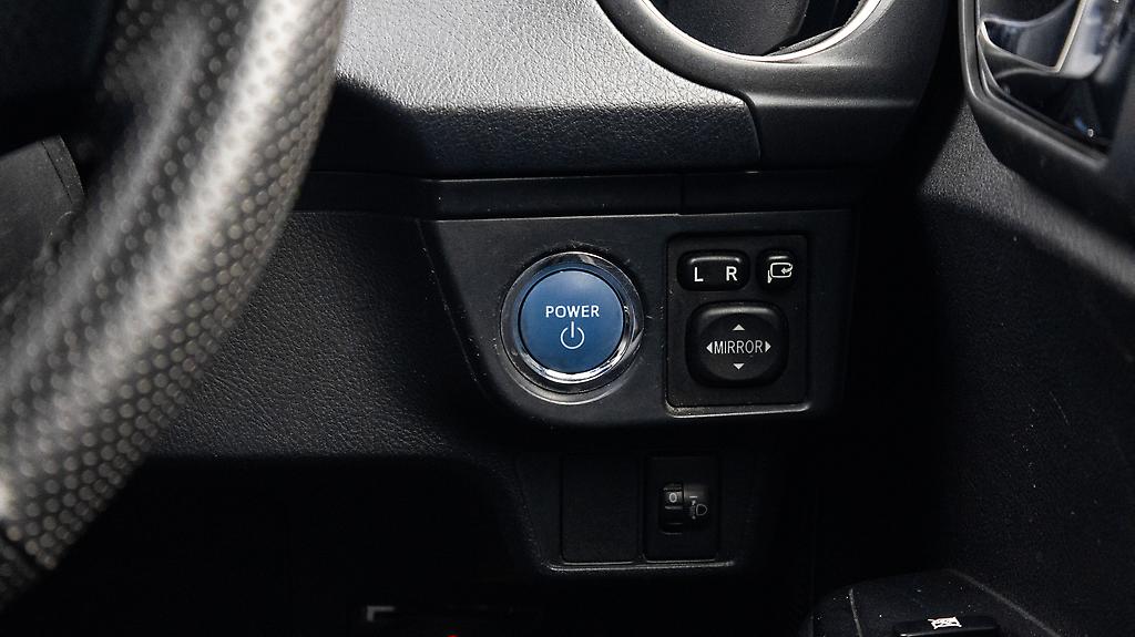 2013 Toyota Corolla Fielder Hybrid F Push start image 331214