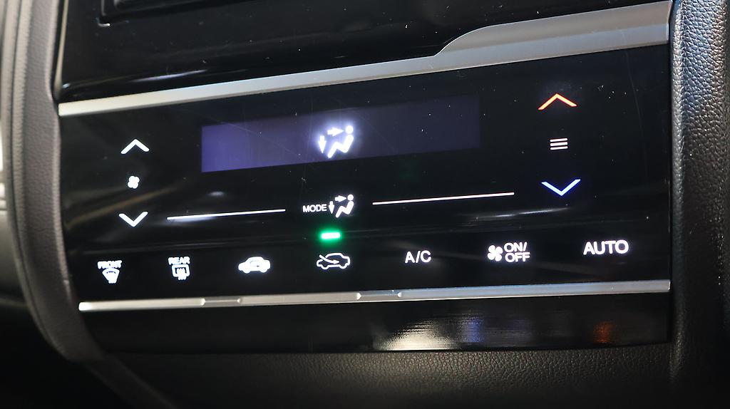 2015 Honda Fit Hybrid L Package image 331059