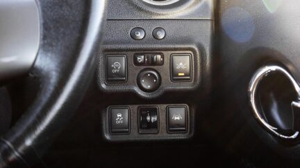 2014 Nissan Note Aero Style Emergency Brake image 332487