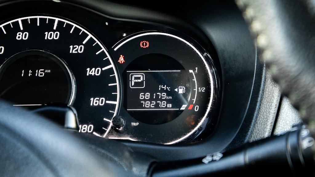 2014 Nissan Note Aero Style Emergency Brake image 332482