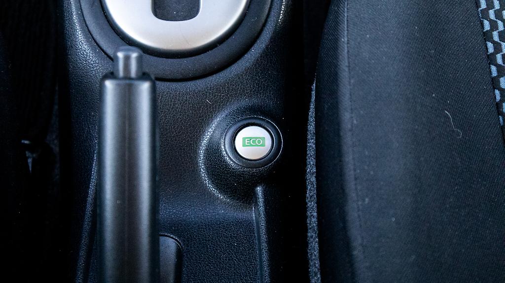 2014 Nissan Note Aero Style Emergency Brake image 332489