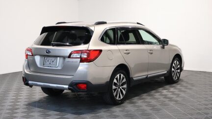 2015 Subaru Outback Limited AWD with Leather and Cruise image 335478