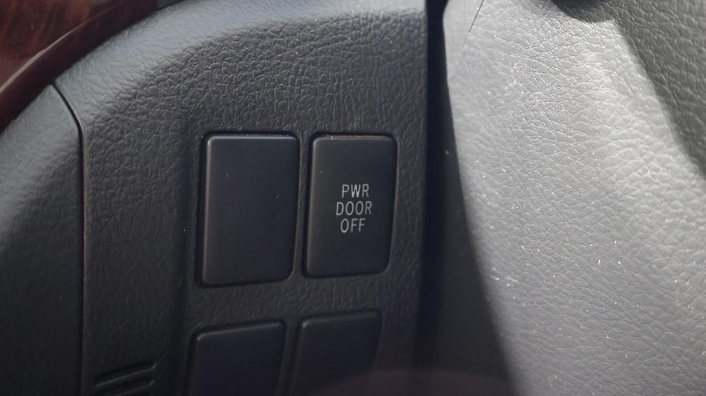 2013 Toyota Vellfire 2.4Z image 335539