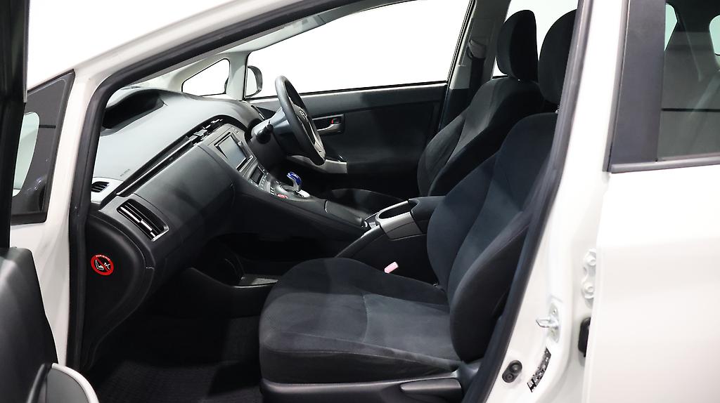 2013 Toyota Prius S Model / Push Start / Reversing Camera image 335115