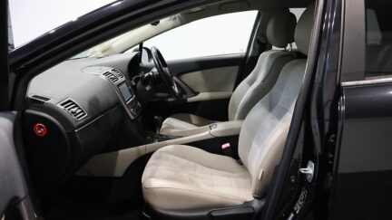 2013 Toyota Avensis Wagon Push Start with Cruise Control image 339459