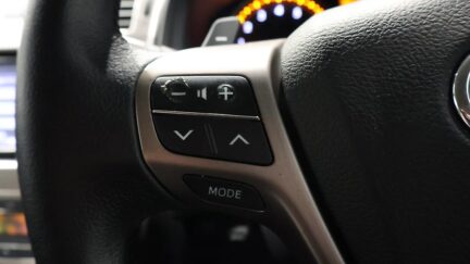 2013 Toyota Avensis Wagon Push Start with Cruise Control image 339471