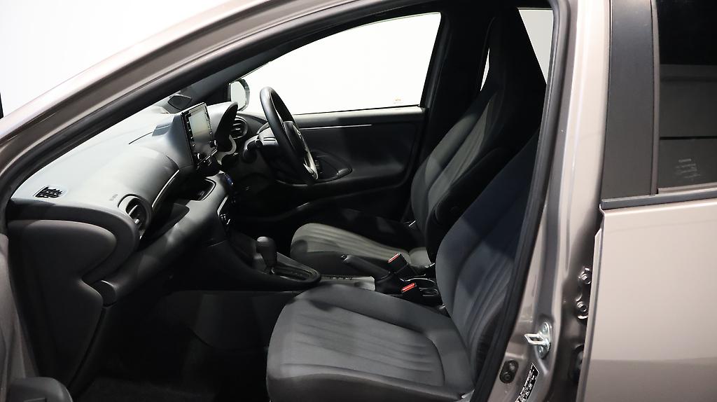 2020 Toyota Yaris Push Button Start + Reverse Camera image 340500