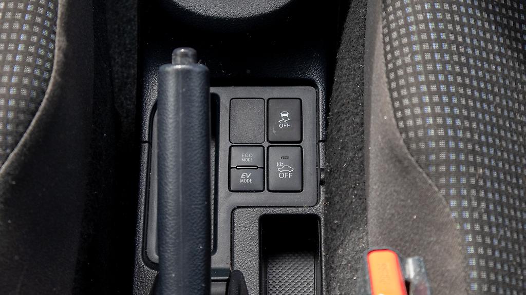 2017 Toyota Vitz Hybrid Traction control image 356868