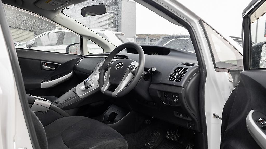 2013 Toyota Prius S Model / Push Start / Hybrid image 342302