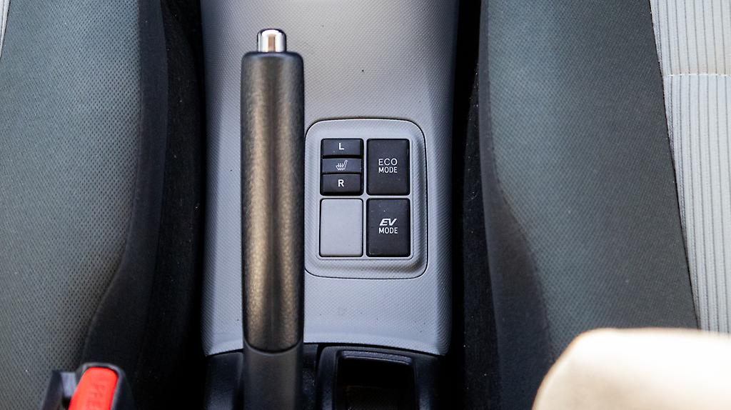 2012 Toyota Aqua F model hybrid Push start image 345718