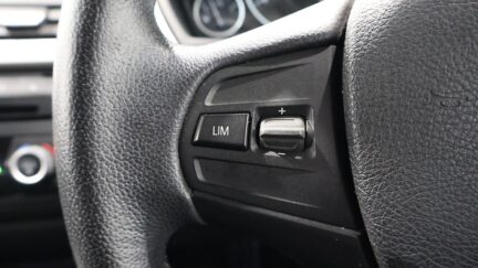 2012 BMW 320i Cruise Control + Reverse Camera image 345599