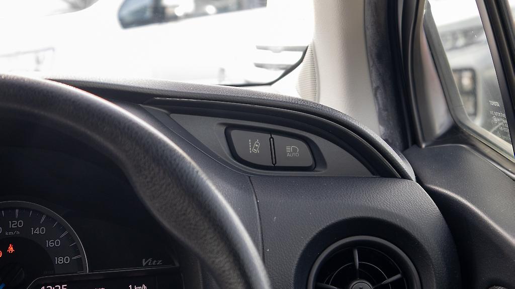 2017 Toyota Vitz Hybrid Traction control image 356867