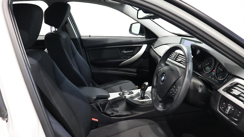 2012 BMW 320i Cruise Control + Reverse Camera image 345591