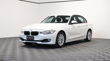 2012 BMW 320i Cruise Control + Reverse Camera image 345583
