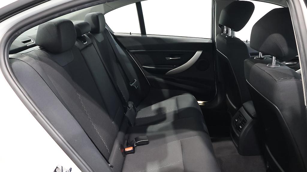 2012 BMW 320i Cruise Control + Reverse Camera image 345590