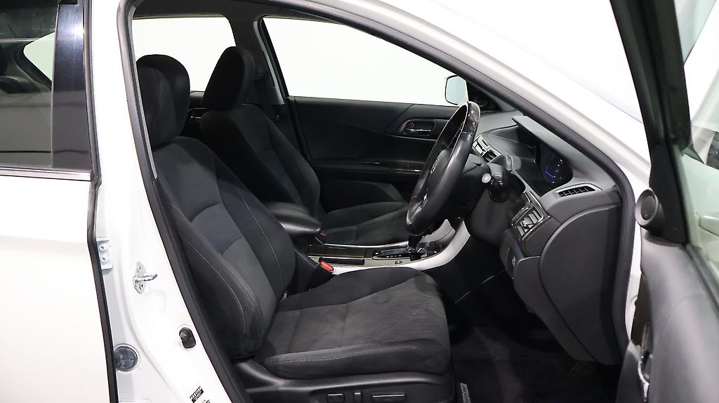 2013 Honda Accord Hybrid EX – Cruise Control and Reverse Camera image 345283