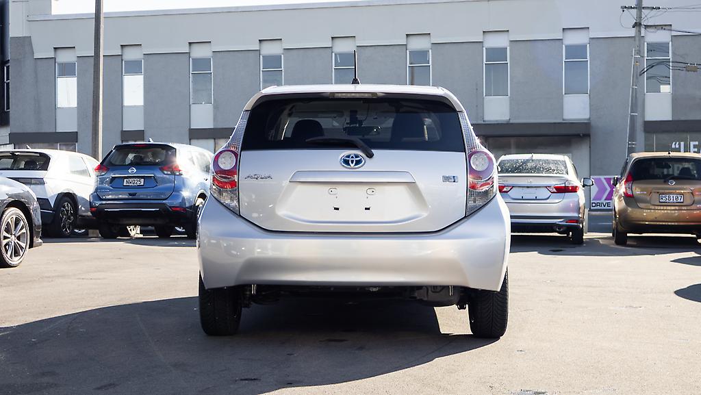 2012 Toyota Aqua F model hybrid Push start image 345710
