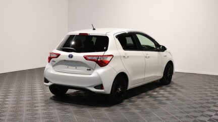 2017 Toyota Vitz Hybrid F Model image 344280