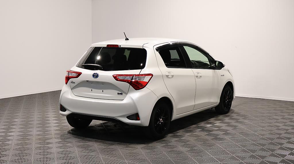 2017 Toyota Vitz Hybrid F Model image 344280