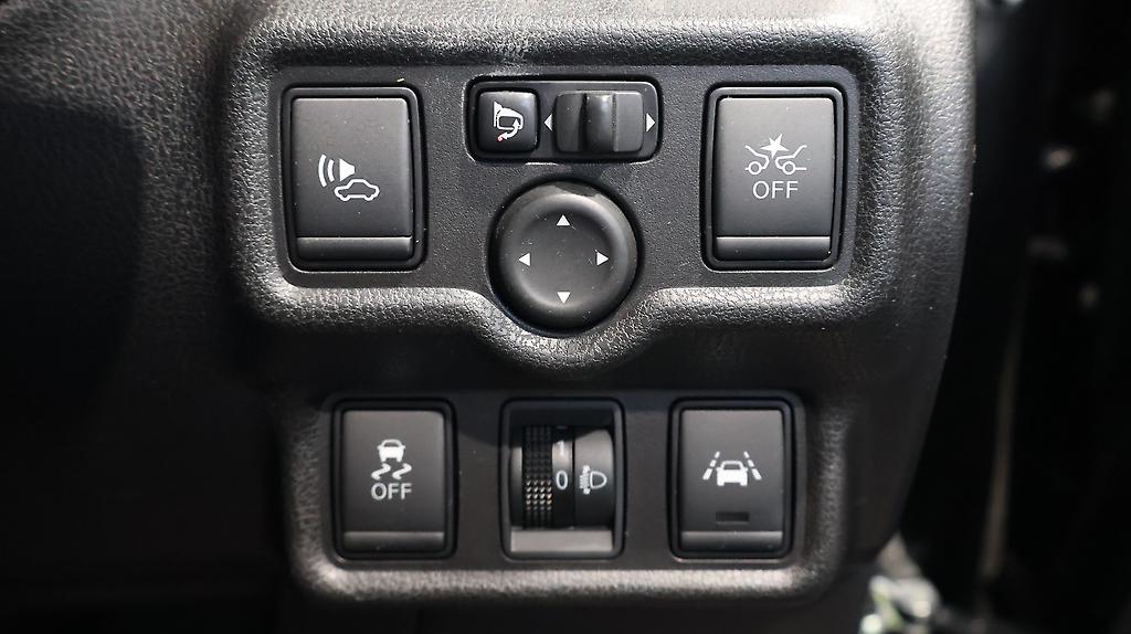 2017 Nissan Note E Power-X Great Look in Black!! image 344447