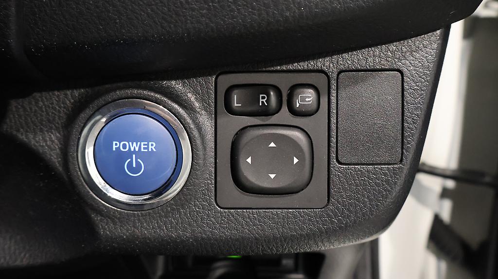 2017 Toyota Vitz Hybrid F Model image 344294