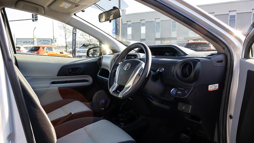 2012 Toyota Aqua F model hybrid Push start image 345716
