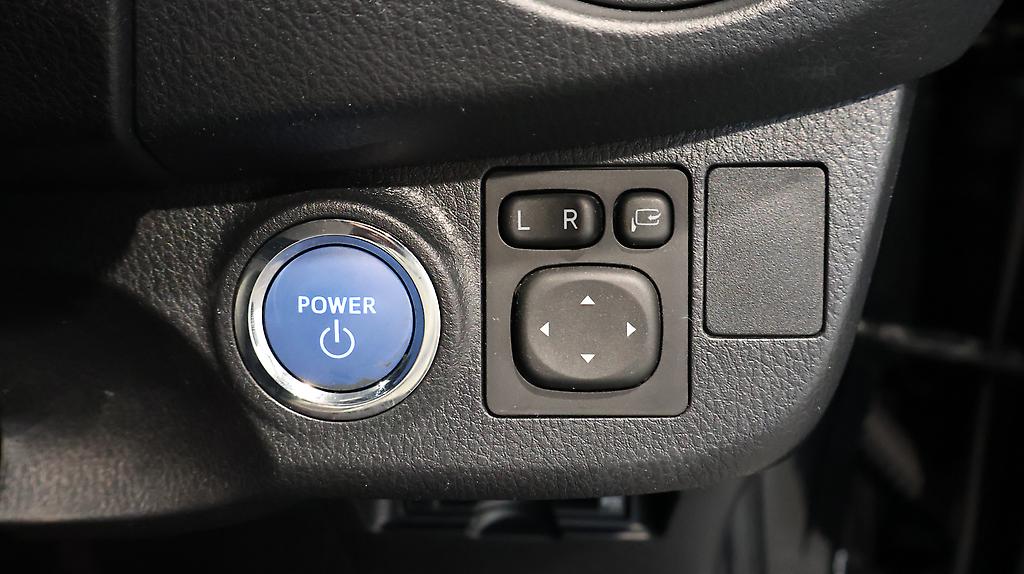2017 Toyota Vitz Hybrid F Model image 344532