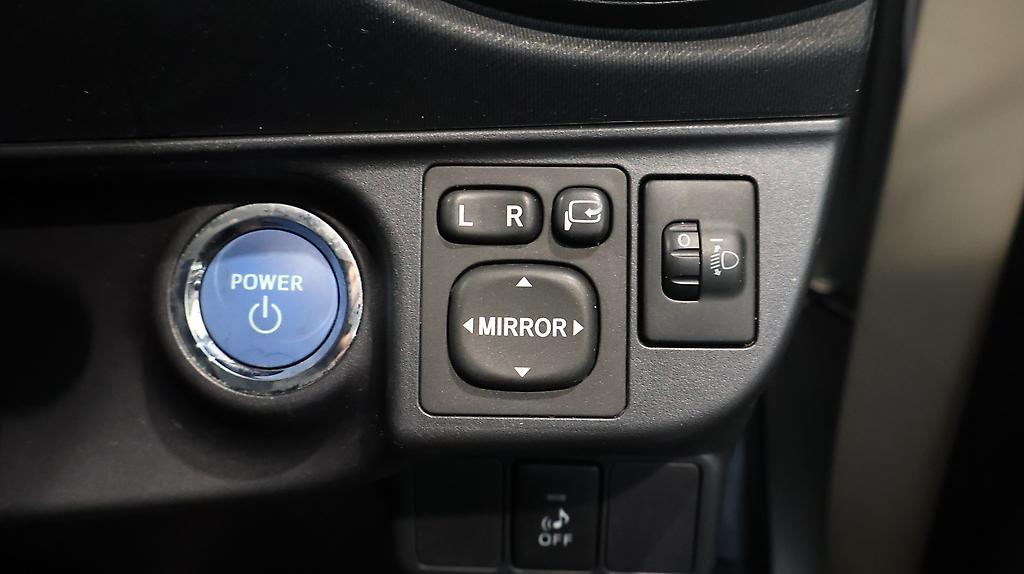 2013 Toyota Aqua G Model + Reverse Camera image 345072