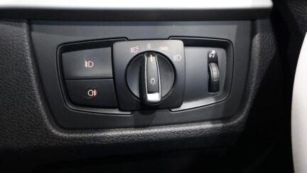 2012 BMW 320i Cruise Control + Reverse Camera image 345598