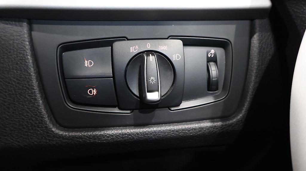 2012 BMW 320i Cruise Control + Reverse Camera image 345598