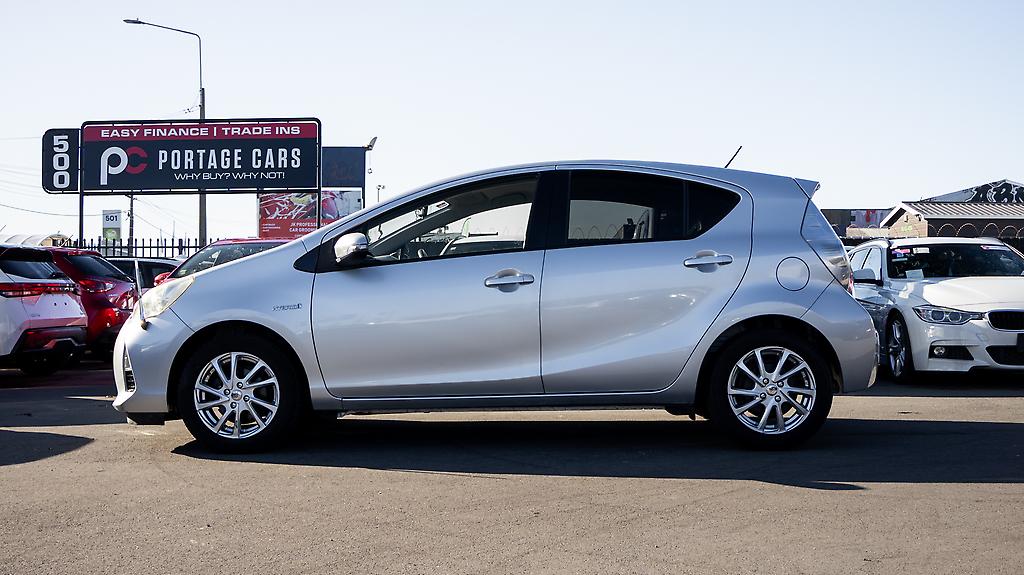 2012 Toyota Aqua F model hybrid Push start image 345709