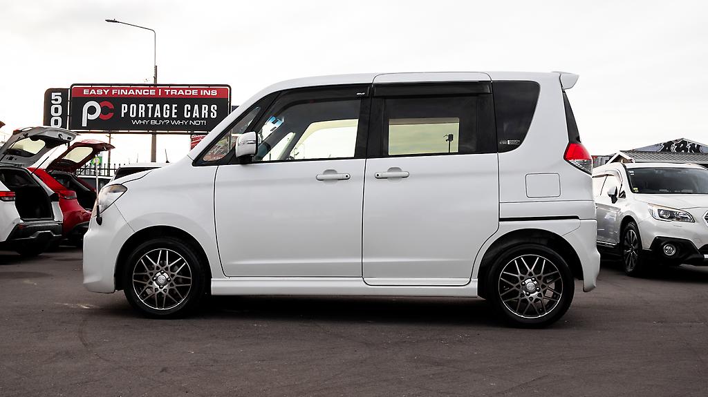 2015 Suzuki Solio Push Start , Dual power slide door image 345925