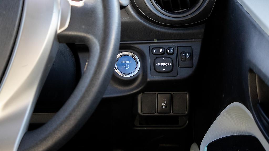 2012 Toyota Aqua F model hybrid Push start image 345717