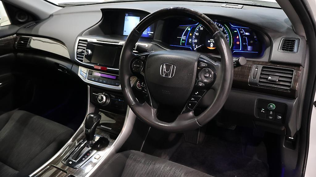 2013 Honda Accord Hybrid EX – Cruise Control and Reverse Camera image 345286